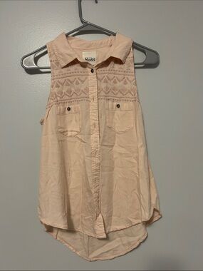 Mudd Sleeveless Button-Front Lace Yoke Tank — Light Peach